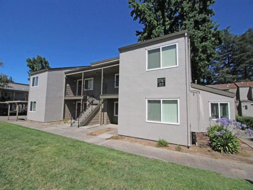 Laguna Park Apartments, 3639 W. Benjamin Holt Drive, Stockton, CA